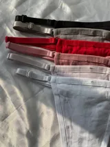 Pack de seis bombachas tipo less regulables de algodón, con tiras elásticas ajustables.