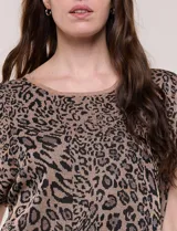 Blusa de punto fino de acrílico con hilos de lúrex metalizado, diseño estampado de leopardo y silueta amplia de manga corta.