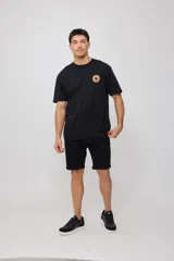 Remera blanca de manga corta de ajuste holgado con estampa en el pecho.