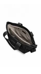 Cartera tipo tote marrón de diseño práctico y versátil, confeccionada en símil cuero con textura granulada. Cuenta con asas cortas fijas, bolsillos exteriores con cierre al frente y atrás, y bolsillos laterales abiertos. Su interior es amplio e incluye bolsillos organizadores. Viene con una correa ajustable y desmontable.