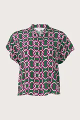 Camisa verde con estampado de cadenas entrelazadas en tonos verde oscuro, blanco y fucsia, de mangas cortas y cuello camisero.