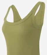 Musculosa de rib en color verde militar, con escote en U y diseño ajustado.