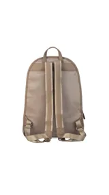 Mochila color beige, combinada con tela tipo impermeable y detalles en simil cuero. Tiene gran tamaño, asas combinadas, bolsillos al frente y compartimiento para notebook de 15".