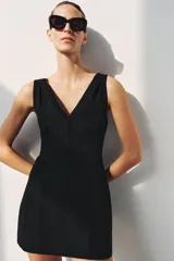 Vestido corto de Zara Woman Collection, confeccionado en mezcla de algodón, con escote en pico, diseño sin mangas y corte evasé.