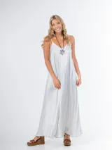 Vestido largo gris de breteles finos y escote en V, confeccionado en tela nacarada.