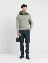 Pantalon de corte clasico en color azul, confeccionado en algodon, con bolsillos delanteros inclinados y bolsillos traseros de ribete.