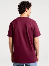 Camiseta marrón de corte recto y mangas cortas.