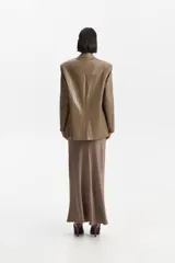 Blazer de mujer color verde oliva con acabado de cuerina arrugada. Presenta solapas de muesca, cierre frontal de un solo botón negro y bolsillos de parche delanteros.