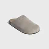 Zueco Adidas Adimule de diseño minimalista, con empeine de ante en color beige y suela de corcho con base de goma.