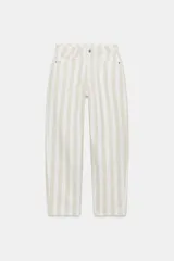 Jeans de tiro medio con corte tapered, diseño de cinco bolsillos y cierre frontal con cremallera y botón. Presenta un estampado de rayas verticales a contraste en tonos claros.