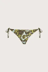 Bombacha de bikini con estampado animal print en tonos verdes sobre fondo turquesa, con tiras laterales ajustables mediante lazadas.