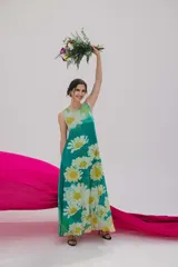 Vestido largo de microtul elastizado con estampado de margaritas, escote redondo y sin mangas.