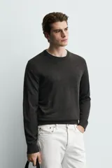 Jersey de punto relaxed fit tejido en hilatura de lana, con cuello redondo, manga larga y acabados en rib.