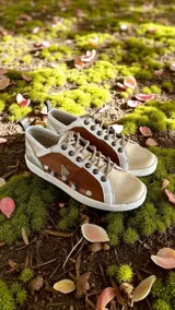 Championes de cuero vacuno en combinaciones de tonos marrón, blanco y beige, con cordones y detalles pintados a mano.