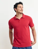 Remera tipo polo de color azul, con cuello clásico, cierre de botones y mangas cortas con terminación acanalada.