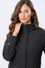 Campera de neopreno color negro, con cuello alto que incorpora una capucha oculta, cierre frontal con solapa, bolsillos laterales funcionales y corte entallado.