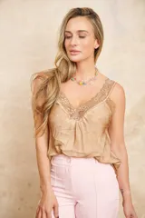 Musculosa color beige con escote en V y detalles de encaje en el escote y breteles.