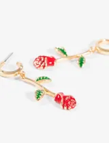 Aros colgantes dorados con dije de rosa roja con hojas verdes.