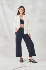 Camisa color crema de corte holgado, con cuello clásico y mangas 3/4.