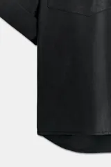 Camisa de cuello solapa y manga corta con dobladillo, presenta bolsillos de plastrón en el frente, bajo asimétrico y cierre frontal con botones ocultos.