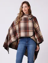 Capa de tejido cuadrille con diseño de cuadros en tonos marrón, beige y naranja. Presenta un cierre frontal con botón tipo trenca y bordes con ribete negro.