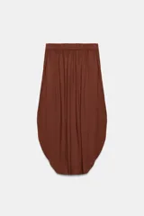 Falda midi de tiro medio color beige, con cintura elástica en la espalda y diseño asimétrico con aberturas laterales.