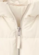 Chaqueta puffer acolchada con capucha y cuello alto, color marfil, con cierre de cremallera doble y manga larga.