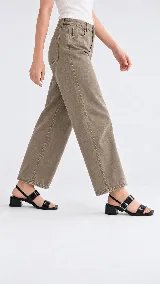 Sandalia de cuero color beige con taco cuadrado de 4 cm, tiras delanteras, tira ajustable con hebilla metálica dorada y tira elástica trasera.