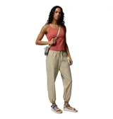 Pantalón Columbia modelo Pinetown Canyon Omni-Shade color beige, de corte relajado con cintura elástica ajustable mediante cordón, bolsillos frontales aplicados, elástico en los puños y tecnología avanzada de repelencia.