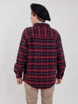 Camisa de manga larga con estampado de tartán en tonos azul marino, rojo y blanco. Confeccionada en 100% lana, con cuello abotonado y puños con botón. Corte clásico.