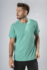 Remera de algodón color verde agua, con cuello redondo, mangas cortas y un bolsillo frontal en el pecho.