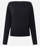 Blusa de microfibra con diseño de manga murciélago, escote amplio y caída holgada. Prenda de manga larga confeccionada en tejido ligero y resistente.