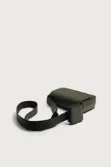 Bandolera de hombre con acabado engomado en color negro, con solapa frontal texturizada y cierre de botón a presión. Cuenta con correa de hombro ajustable e incluye un pequeño monedero desmontable con cierre.