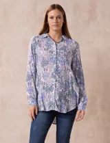 Camisa de mujer de rayón estampado, marca Grand & Greene. Tiene cuello con solapa, abertura central con botones y largo de espalda mayor al delantero.
