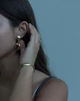 Aros colgantes con forma de hojas, realizados en bronce y alpaca, con pernos y cierres mariposa de plata 925.