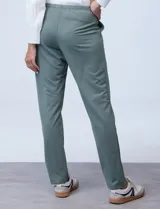 Pantalón jogger verde de algodón, marca Ruby Rd, con pretina elastizada.