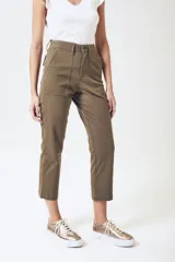 Pantalón cargo color verde oliva, de corte recto, con bolsillos laterales y traseros.