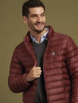 Campera puffer color bordó con cierre frontal y bolsillos laterales con cierre.