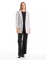 Blazer de tejido soft color gris claro, con silueta relajada, corte largo y frente abierto. Presenta cuello con solapas muesca y dos bolsillos de parche frontales.