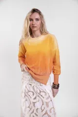 Sweater de punto con diseño degradado en tonos amarillos y anaranjados, cuello redondo y mangas largas.