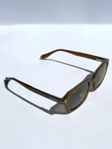 Lentes de sol color marrón con armazón rectangular y lentes polarizadas.