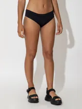 Bombacha de bikini tipo culotte de color negro, con diseño de tiro medio y cobertura completa.