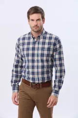 Camisa sport de manga larga con estampado de cuadros en tonos azul, beige y naranja. Presenta cuello clásico con botones y cierre frontal abotonado.