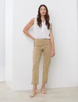 Pantalón color beige de gabardina elastizada, marca Zac & Rachel. Corte recto, pretina ancha pespunteada y largo al tobillo.