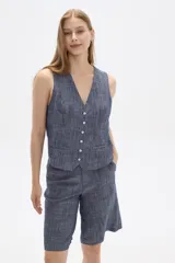 Chaleco azul sin mangas con cuello en V y cierre frontal con botones.