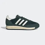 Championes Adidas SL 72 RS de estilo retro, color verde oscuro con las icónicas tres tiras laterales en blanco. Presentan una combinación de tejido de punto y refuerzos de gamuza, con mediasuela en tono crema y suela de goma dentada.
