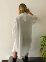Camisola larga blanca con pequeños apliques de strass plateados. Puede usarse como vestido o sobre camisa.