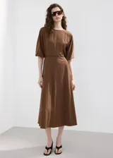 Vestido midi marrón de corte recto, con cuello redondo, mangas tres cuartos y detalle de cinturón fino en la cintura.