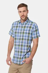 Camisa de lino de manga corta con diseño a cuadros en tonos azul, verde y blanco, con cuello camisero y cierre frontal de botones.