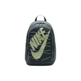 Mochila Nike Hayward negra con estampado abstracto en gris y logo en verde claro. Cuenta con funda para laptop, bolsillos pequeños, elástico frontal y correas acolchadas ajustables.